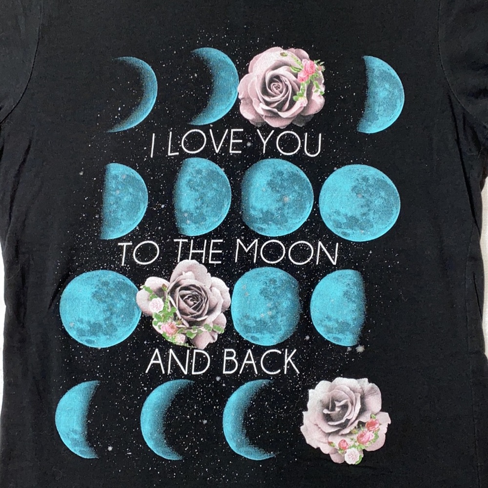 Hot Topic tee 🌙 - Picture 2 of 3